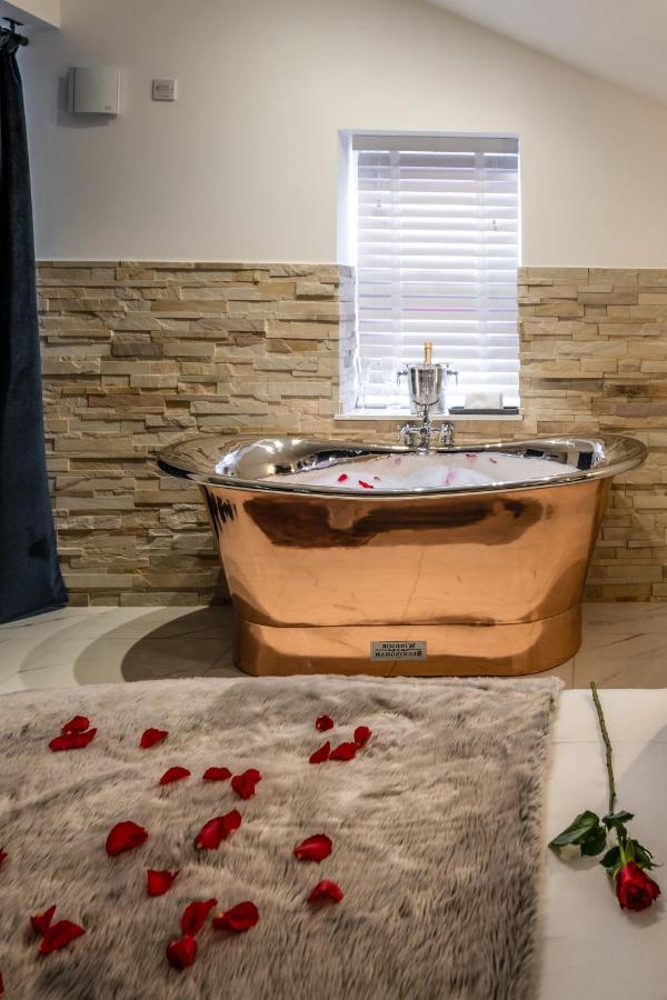 Pamper Yourself In Our Double Sized Copper Tub -2 Bedroom Villa Inverness Eksteriør billede